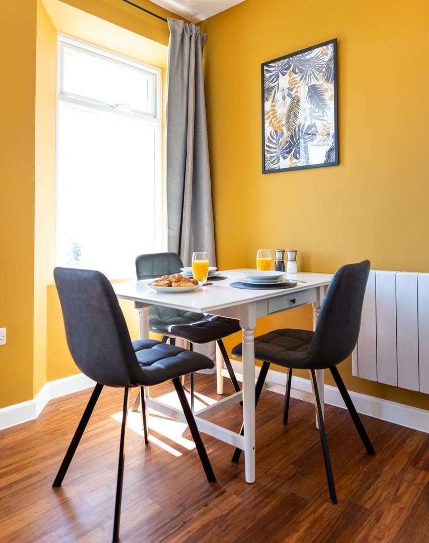 Studio Apartment With 65" Smart Tv نيوبورت المظهر الخارجي الصورة
