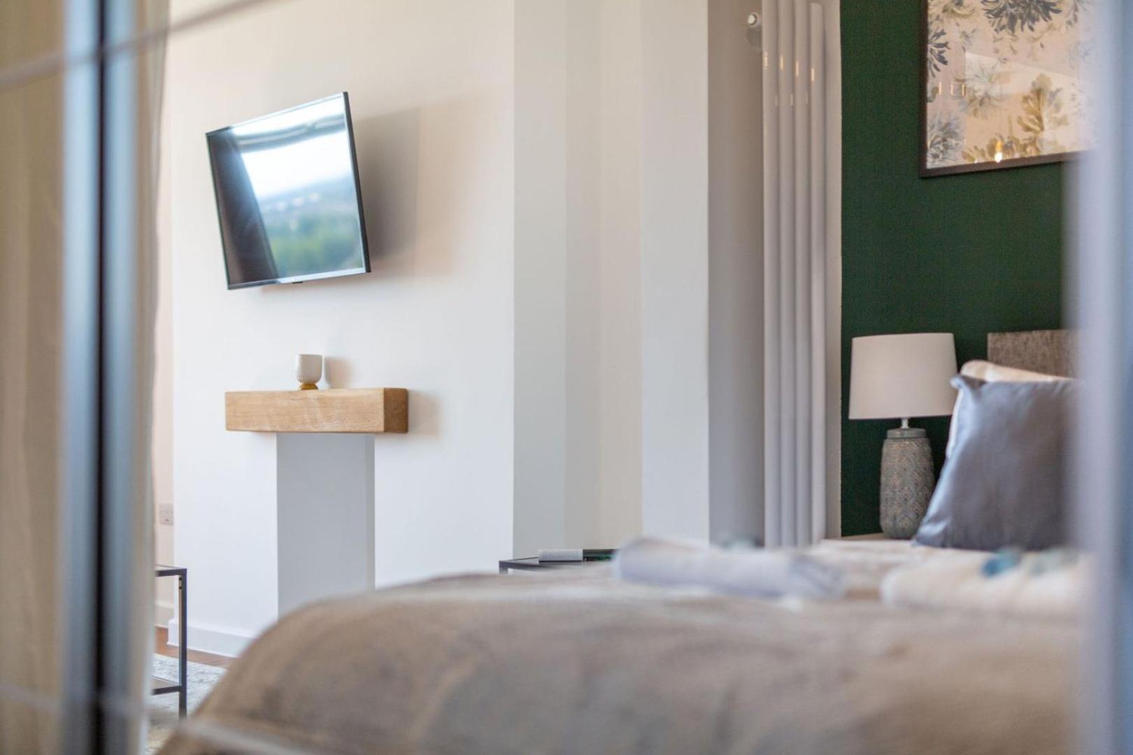 Studio Apartment With 65" Smart Tv نيوبورت المظهر الخارجي الصورة