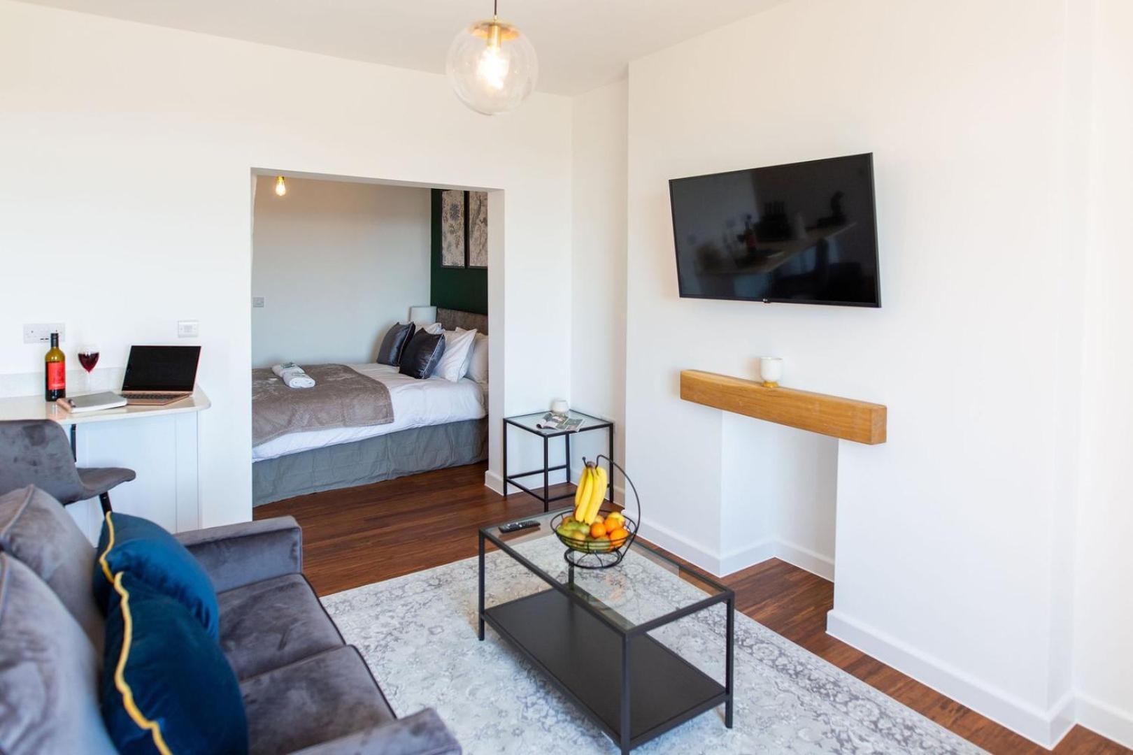 Studio Apartment With 65" Smart Tv نيوبورت المظهر الخارجي الصورة
