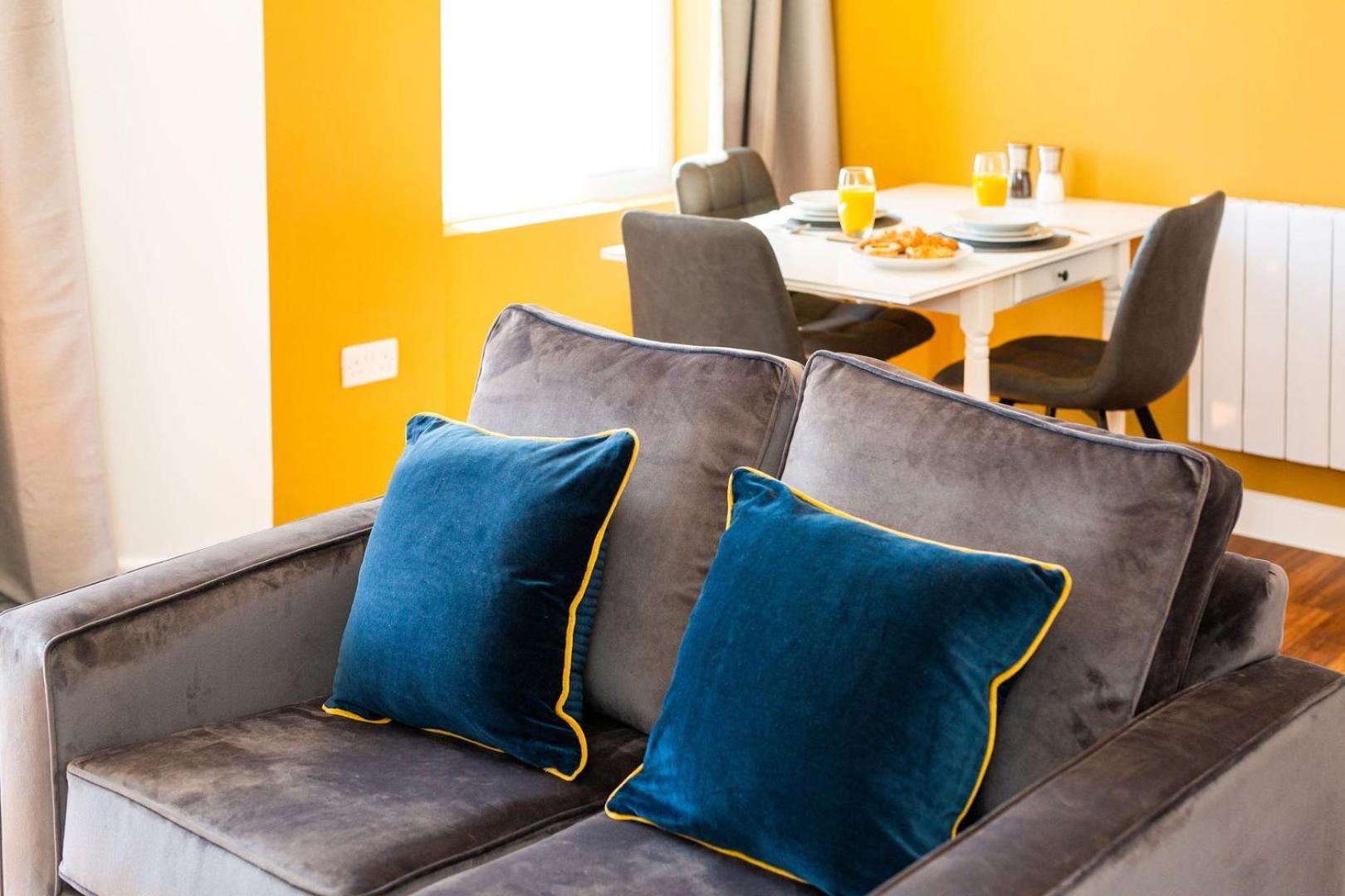 Studio Apartment With 65" Smart Tv نيوبورت المظهر الخارجي الصورة