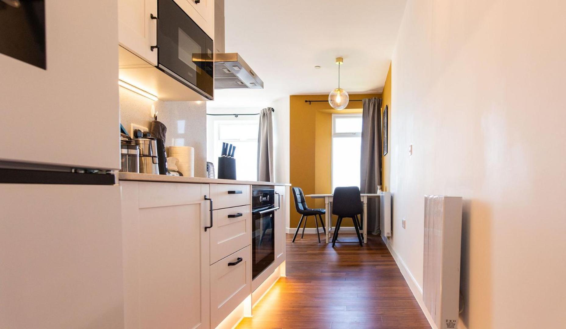 Studio Apartment With 65" Smart Tv نيوبورت المظهر الخارجي الصورة
